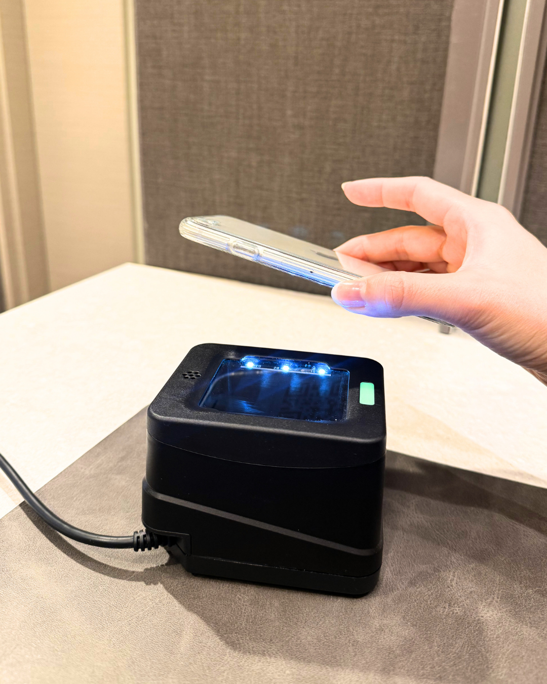 QRコードをリーダーにかざして読み取っている様子